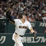 　９回巨人１死一塁、泉口が右越えにサヨナラ２ランを放つ＝東京ドーム
