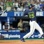 　８回ヤクルト１死一、二塁、サンタナが右前適時打を放った際、折れたバットがＤｅＮＡの捕手松尾を直撃＝横浜