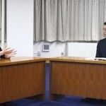 　福島県の内堀雅雄知事（左）と会談する細野復興相＝１８日夜、福島県庁