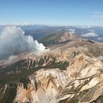 　北海道の十勝岳から上がる噴煙＝１８日（共同通信社ヘリから）