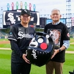 　「くまモン」をイメージしただるまを贈呈されたホワイトソックス・村上（左）＝シカゴ（共同）