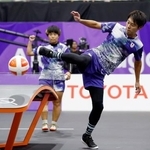 　混合ダブルス準決勝でイラクペアと対戦する早稲昭範（手前）、坂本唯那組＝名古屋市東ＳＣ