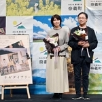　舞台あいさつに登壇し、記念撮影に応じる松たか子さん（左）と深田晃司監督＝１９日午後、岡山県奈義町