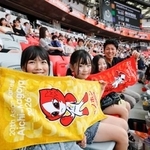 　アジア大会の開会式会場を訪れた家族＝１９日、パロマ瑞穂スタジアム