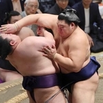 　大の里（右）が押し出しで美ノ海を下す＝両国国技館