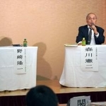 　「近畿災害対策まちづくり支援機構」のシンポジウムで、発言する初代事務局長の森川憲二さん（右から２人目）＝１９日午後、神戸市