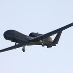　航空自衛隊三沢基地周辺を飛行する無人偵察機グローバルホーク＝２０２２年３月、青森県三沢市