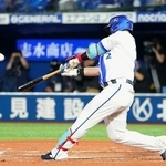 　７回ＤｅＮＡ１死、牧が左越えに決勝打となる逆転満塁本塁打を放つ＝横浜