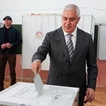 　ジョージアからの独立を宣言している南オセチアの中心都市ツヒンバリで大統領選に投票するカムボロフ氏＝１８日（タス＝共同）