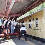 　「くま川鉄道」が全線で運行を再開し、地元の小学生たちの合図で人吉温泉駅を出発する記念特別列車＝２０日午前、熊本県人吉市