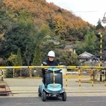 　電動車いすが踏切から出られなくなる事故のイメージ（ＮＩＴＥ提供）