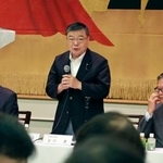 　自民党佐賀県連の総務会であいさつする古川康会長＝２０日午前、佐賀市