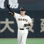 　７回、逆転の２点二塁打を放った巨人・泉口＝東京ドーム