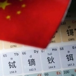 　レアアースなどが記載された中国語表記の元素周期表（共同）