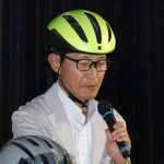 　講演で自転車乗車時のヘルメット着用を呼びかける渡辺明弘さん＝２０日午後、大阪市