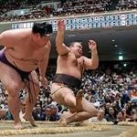 　霧島（右）が押し倒しで美ノ海に敗れる＝両国国技館