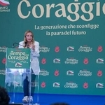　「イタリアの同胞」の集会で演説するメローニ首相＝２０日、ローマ（Ｖａｌｅｎｔｉｎａ　Ｓｔｅｆａｎｅｌｌｉ／ＬａＰｒｅｓｓｅ提供・ＡＰ＝共同）