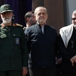 　テヘランで軍事パレードに出席するイランのペゼシュキアン大統領（中央）ら＝１８日（ＷＡＮＡ提供・ロイター＝共同）