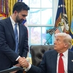　トランプ米大統領（右）とニューヨークのマムダニ市長＝２０２５年１１月、米ホワイトハウス（ＡＰ＝共同）