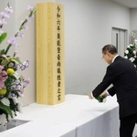 　石川県庁に設置された献花台に花を手向ける山野之義知事＝２１日午前