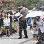 　「とっとり花回廊」の雪を降らせるイベント＝２１日午後、鳥取県南部町