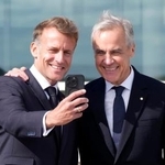 　写真を撮るカナダのカーニー首相（右）とフランスのマクロン大統領＝２０日、フランス領の群島サンピエール・ミクロン（Ａｄｒｉａｎ　Ｗｙｌｄ／カナダ通信提供・ＡＰ＝共同）