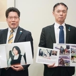 　羽田空港で記者会見する横田拓也さん（左）と飯塚耕一郎さん＝２１日午前（代表撮影）