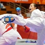 　空手女子組手６８キロ超級３位決定戦で、サウジアラビア選手を攻めるネパールのアリカ・グルン＝２０日、豊橋市総合体育館
