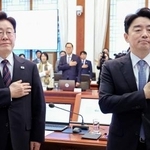 　韓国大統領府で開かれた会議に出席した李在明大統領（左）と姜勲植秘書室長＝２１日、ソウル（聯合＝共同）