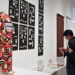 　ロサンゼルス郡美術館で展示された着物を見る来場者＝２０日、米ロサンゼルス（共同）