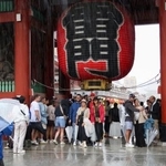 　浅草寺雷門の下で雨宿りする観光客ら＝２１日午前９時１５分、東京都台東区