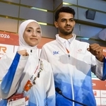 　難民選手団としてアジア大会に出場するテコンドー女子のタラ・ハッサンヒニデ（左）とテコンドー男子のマハムード・ジャセムモハマド＝２１日、名古屋市