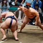 　大の里（右）が引き落としで藤凌駕を下す＝両国国技館