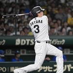 　１１回阪神１死、大山が左越えにサヨナラ本塁打を放つ＝甲子園