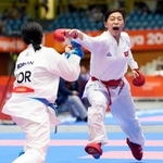 　空手女子の組手６１キロ級準々決勝で、韓国の安正恩（左）を攻める北朝鮮代表の鄭世梨＝２１日、豊橋市総合体育館