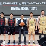 　撮影に応じる琉球ゴールデンキングスの脇真大（右から２人目）とアルバルク東京のテーブス海（左から２人目）ら。中央はＢリーグの島田慎二コミッショナー＝２１日、トヨタアリーナ東京