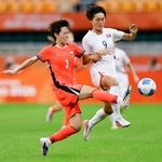 　サッカー女子の韓国-北朝鮮戦でプレーする選手＝２１日、静岡スタジアム