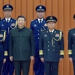 　２０２５年１２月、記念写真に納まる（前列左２人目から）中国の習近平国家主席、張又☆（人ベンに峡の旧字体のツクリ）・中央軍事委員会副主席、劉振立・軍統合参謀部参謀長＝北京（新華社＝共同）