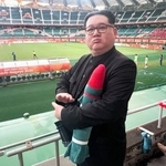 　サッカー女子の韓国-北朝鮮戦の観客席に現れた「ハワードＸ」と名乗る男性。北朝鮮の金正恩朝鮮労働党総書記のそっくりさんとして知られる＝２１日、静岡スタジアム