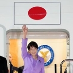 　訪米のため、羽田空港を出発する高市首相＝２１日深夜