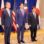 　会談に臨む（右から）茂木外相、ルビオ米国務長官、韓国の趙顕外相＝２１日、ニューヨーク（共同）