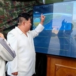 　北朝鮮のミサイル総局が実施した新型兵器の試験をモニターで確認する金正恩朝鮮労働党総書記（右）と娘＝２０日（朝鮮中央通信＝共同）