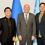 　ウクライナ首都キーウでＵＮＤＰ関係者（中央）と面会した国民民主党の玉木代表（左）、深作ヘスス衆院議員＝２１日（共同）