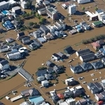 　台風２５号の影響による大雨で冠水した千葉県佐倉市内＝２２日午前８時４６分（共同通信社ヘリから）