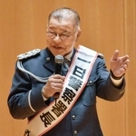 　大阪府警堺署の一日署長に就任した掛布雅之さん＝２２日午前、堺市