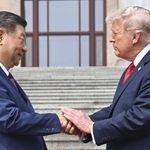 　北京の人民大会堂に到着し中国の習近平国家主席（左）と握手するトランプ米大統領＝５月（ＡＰ＝共同）