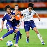 　サッカー女子の日本戦で競り合う台湾代表の田中麻帆（右）＝２１日、静岡スタジアム