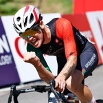 　自転車女子個人ロードレースを２位でゴールし、ガッツポーズするアフガニスタンのファリバ・ハシミ＝２２日、新城市内特設コース