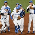 　引退試合前、チームメートに囲まれながら守備練習に向かう日本ハム・中島（手前中央）＝エスコンフィールド