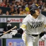　７回ソフトバンク２死一、三塁、柳田が右越えに３ランを放つ＝みずほペイペイドーム